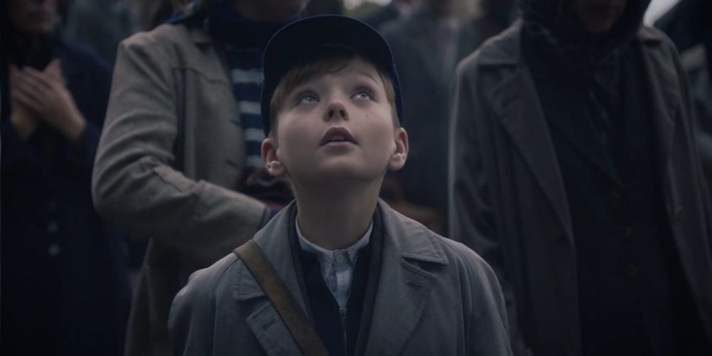 Young Jon looks up in the sky in Watchmen