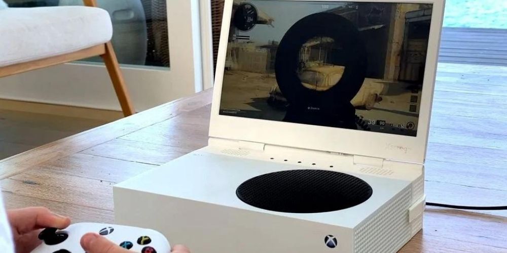 A gamers added a screen to the Xbox S 