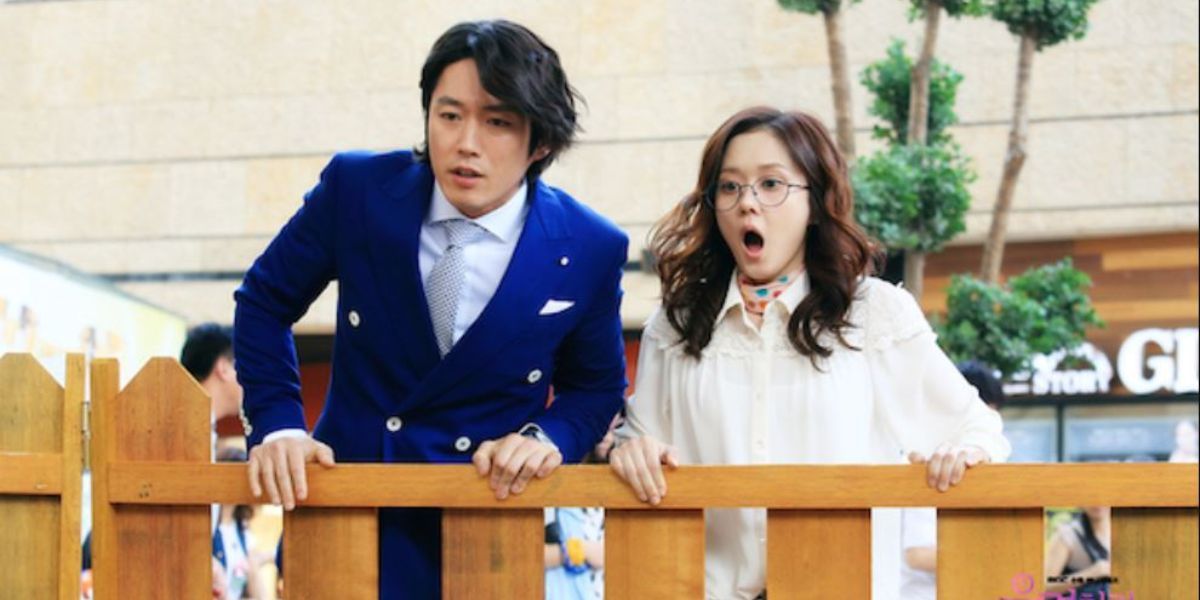 Lee Gun and Kim Mi-young standing behind a wooden fence looking shocked in You are my Destiny