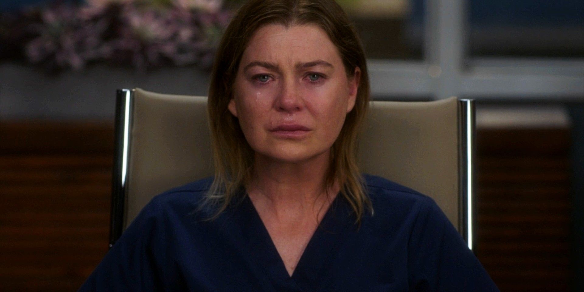 Meredith Gray parece triste em Grey's Anatomy