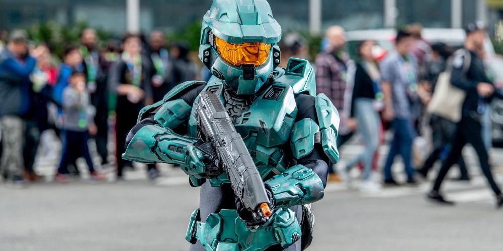 Chief Master holds a gun in green armor on Halo