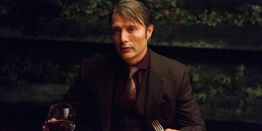 Hannibal segura um garfo e um copo de vinho em Hannibal
