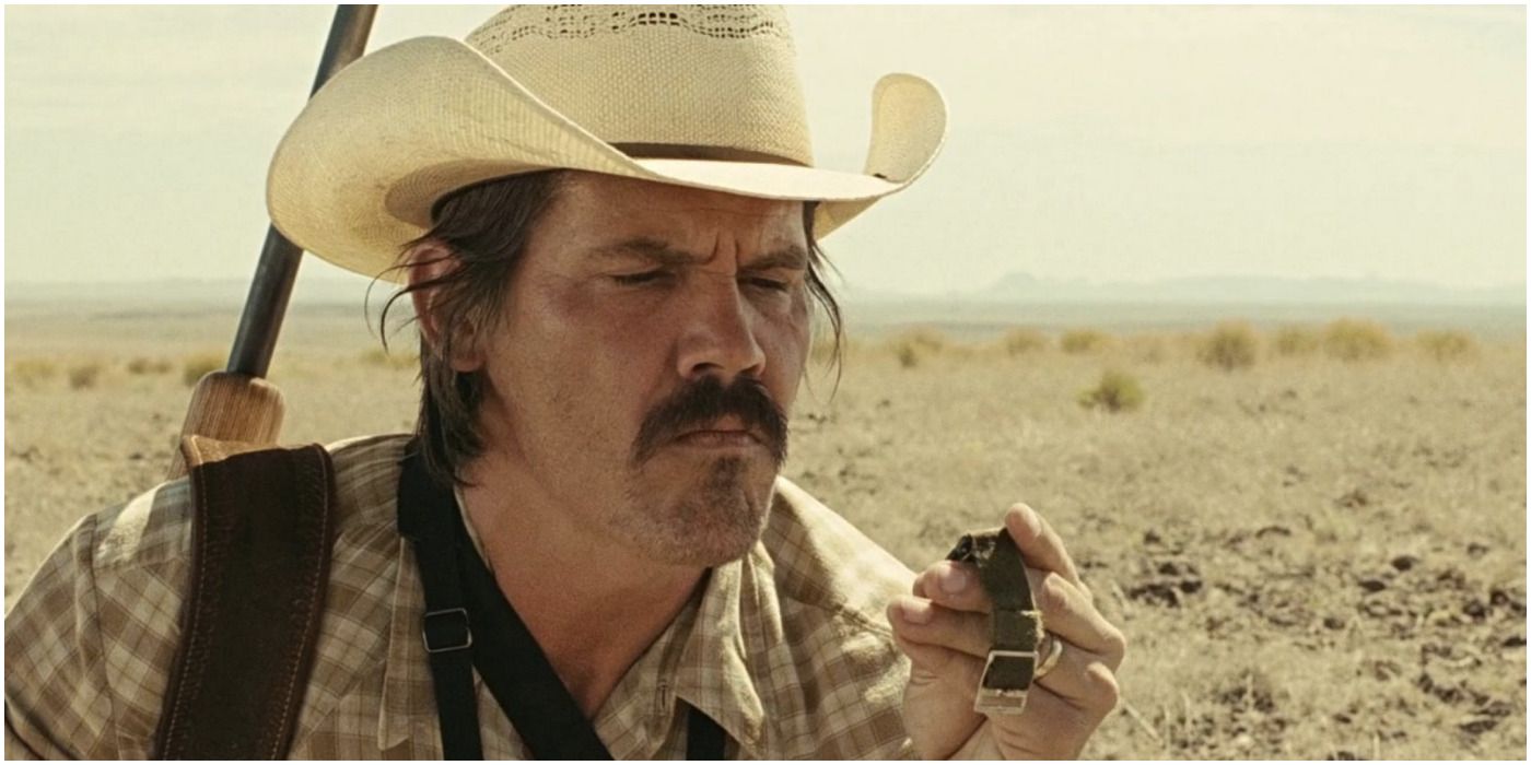Llewelyn examining a watch in No Country for Old Men