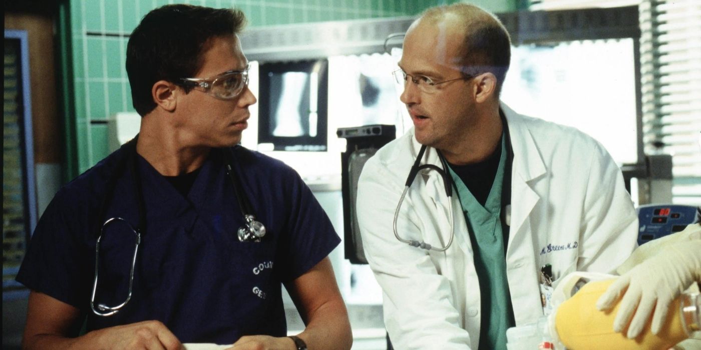 Erik Palladino y Anthony Edwards en una escena frente a rayos X en urgencias
