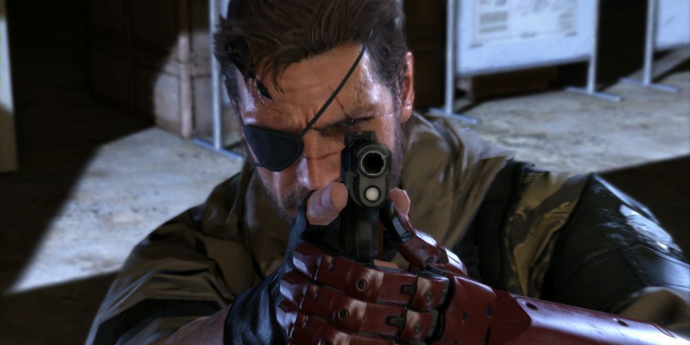 Solid Snake points a pistol with two hands in Metal Gear: Phantom Pain