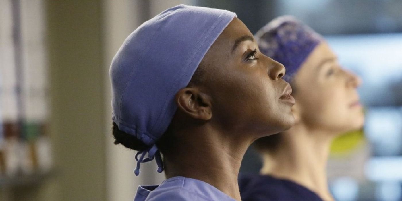 Stephanie Edwards looking up wearing scrubs next to Amelia Shepherd on Grey's Anatomy