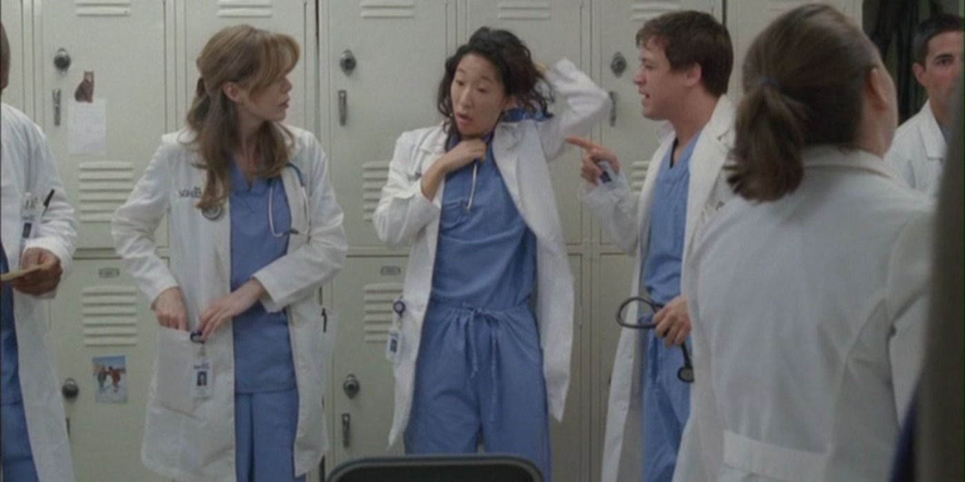 Meredith Grey, Christina Yang, George O'Malley e outros estagiários em frente a seus armários em Grey's Anatomy