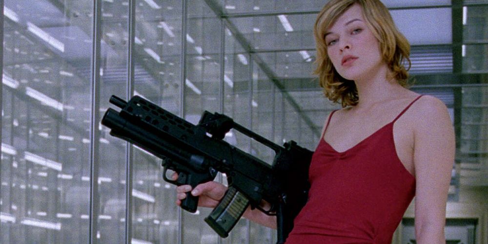Alice holds a machine gun in one arm in Resident Evil