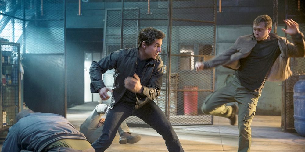 Reacher gets into a fist fight with a man in Jack Reacher