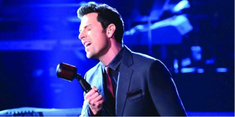 An image of Chris Mann singing into a microphone on The Voice