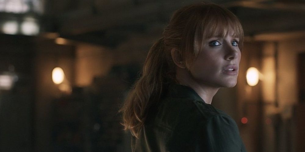 Claire looking behind in fright in Jurassic World Dominion Cropped 1