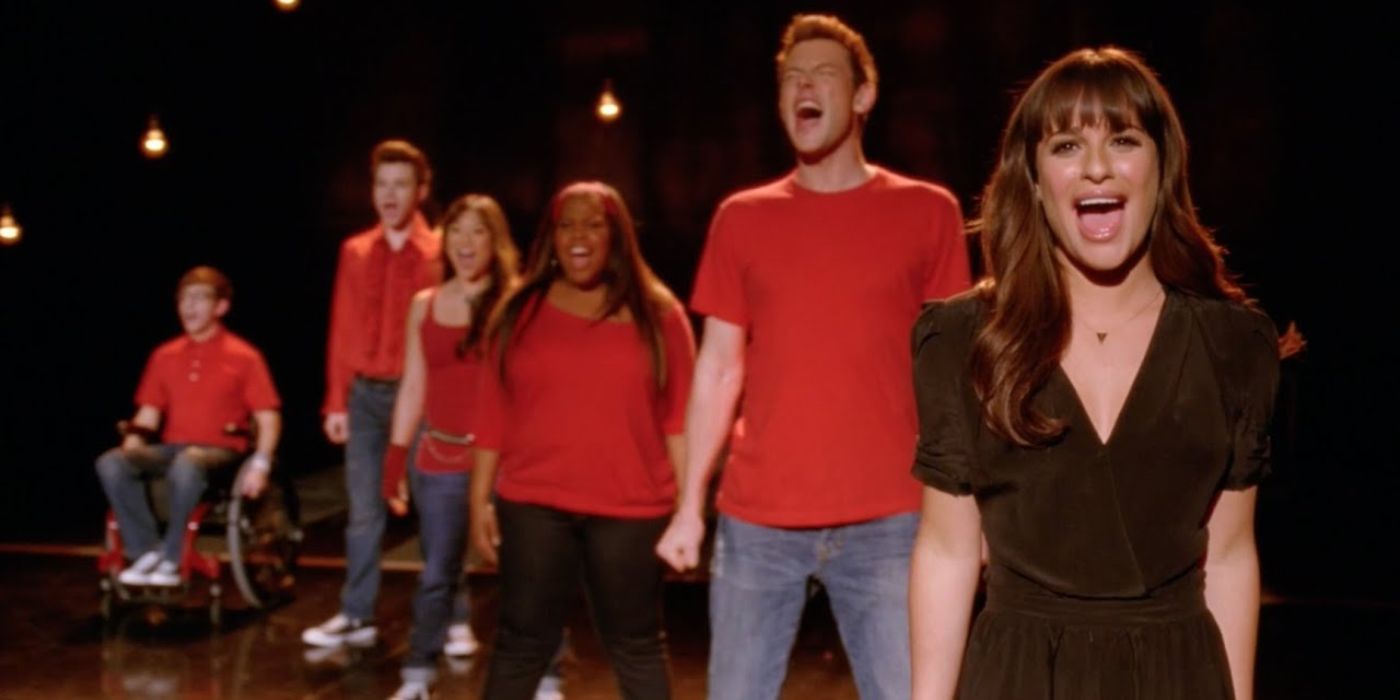 The OG Glee club singing &quot;Don't Stop Believin'&quot; on stage