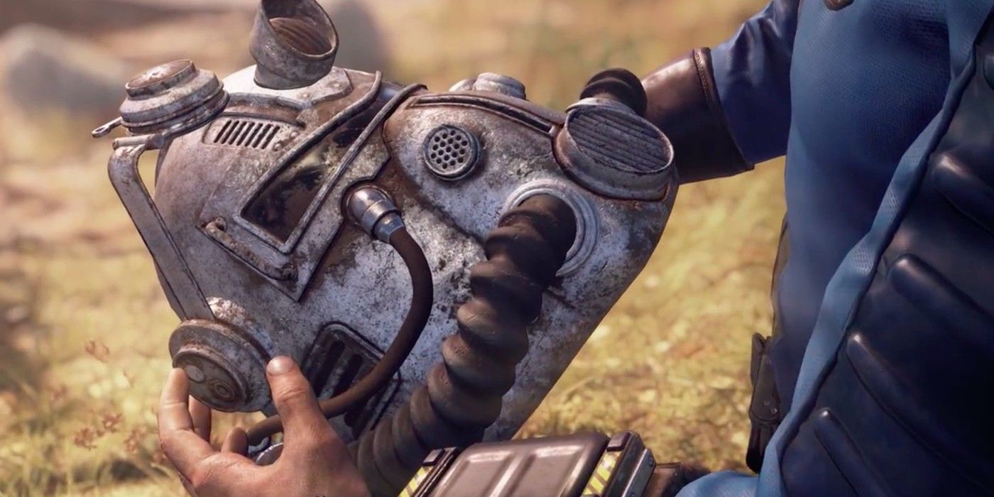 Um personagem segurando um capacete de armadura elétrica em Fallout 76.