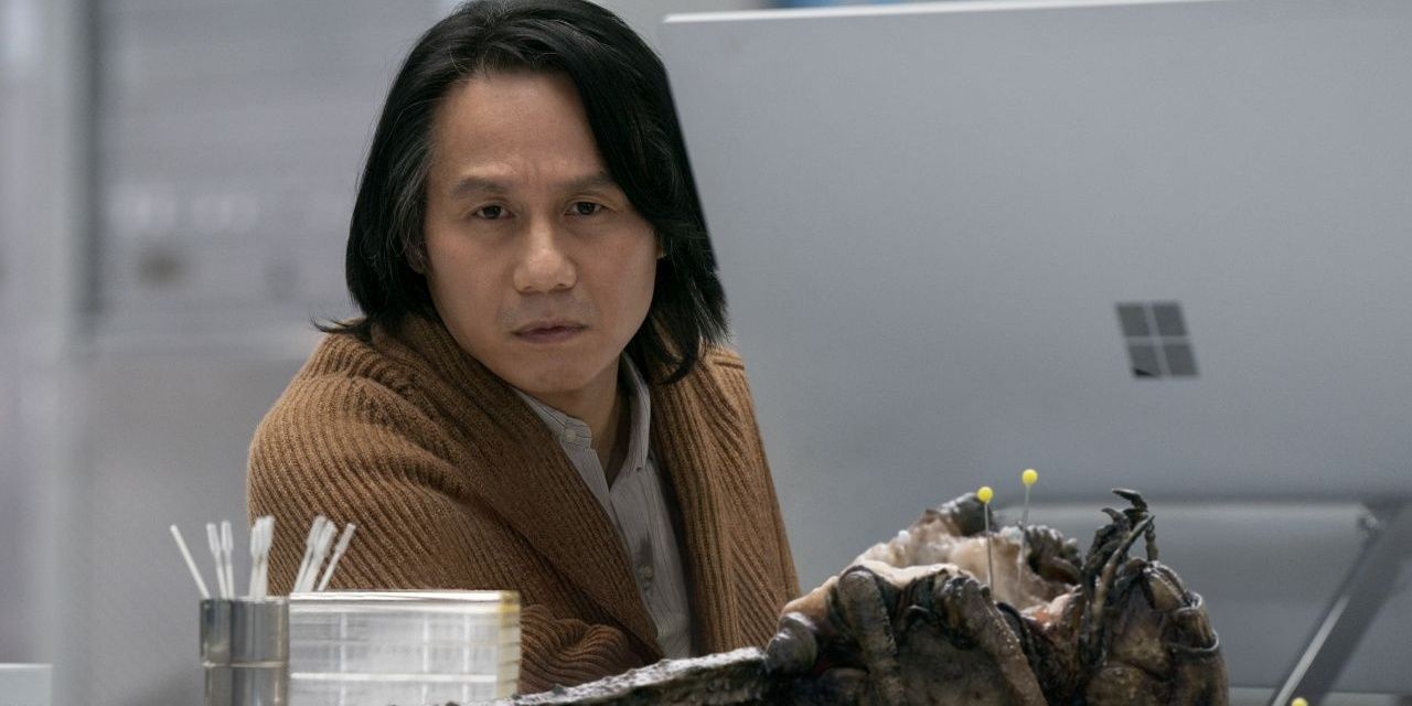 Henry Wu ao lado de um cadáver de gafanhoto em Jurassic World Dominion