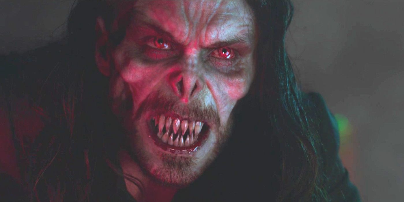 Jared Leto no personagem como Morbius no filme de mesmo nome, com olhos vermelhos de vampiro e grandes dentes rosnando