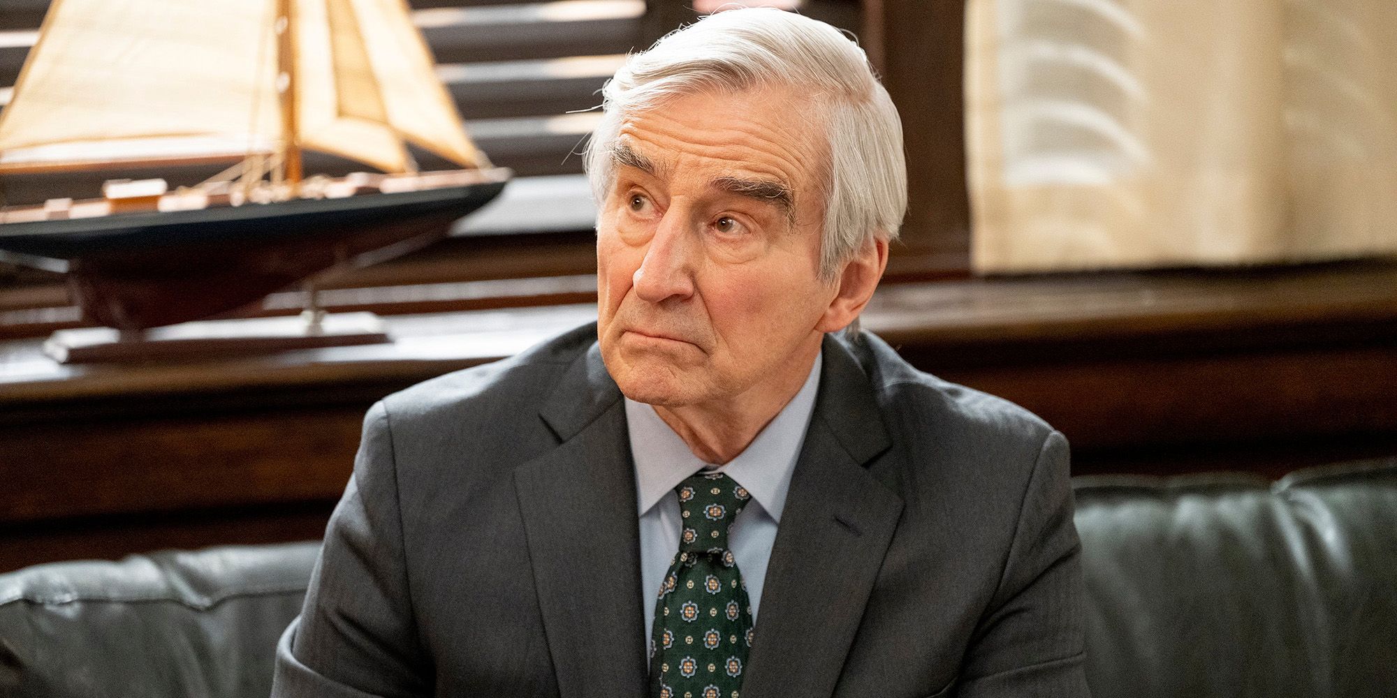 Jack (Sam Waterston) está sentado em um escritório em Law & Order