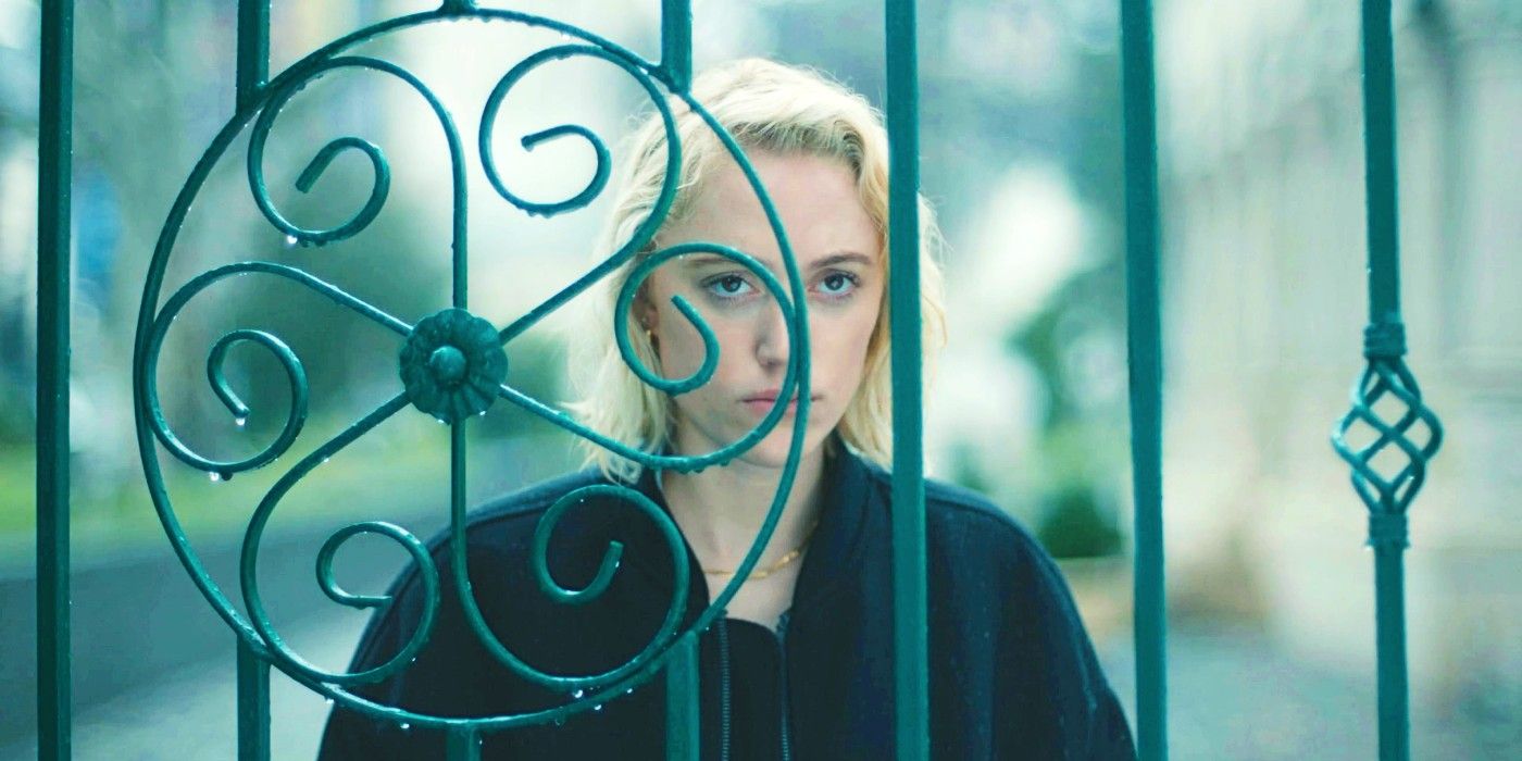 Maika Monroe atrás de um portão em The Watcher