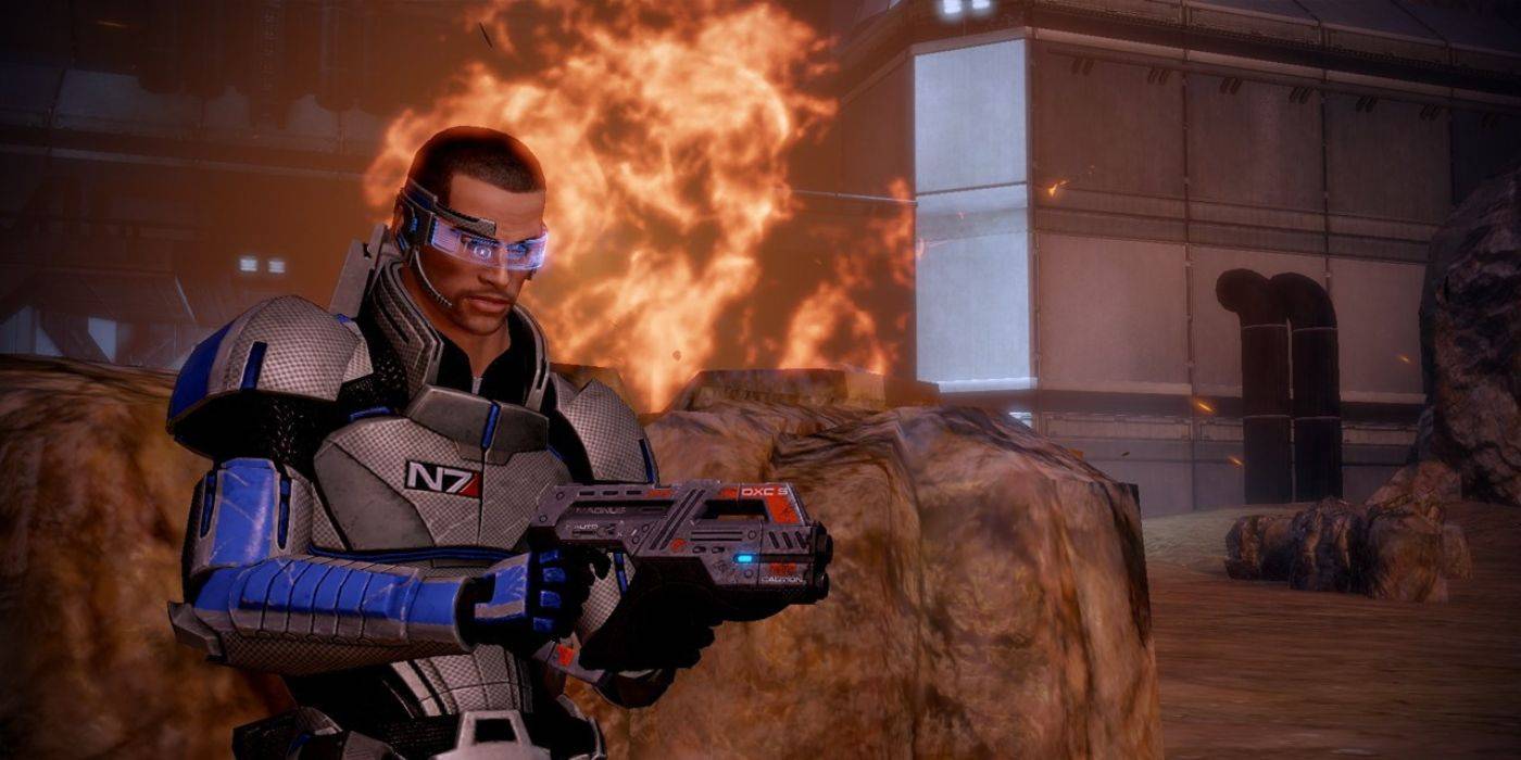 Shepard masculino com uma explosão atrás dele em Mass Effect 1.