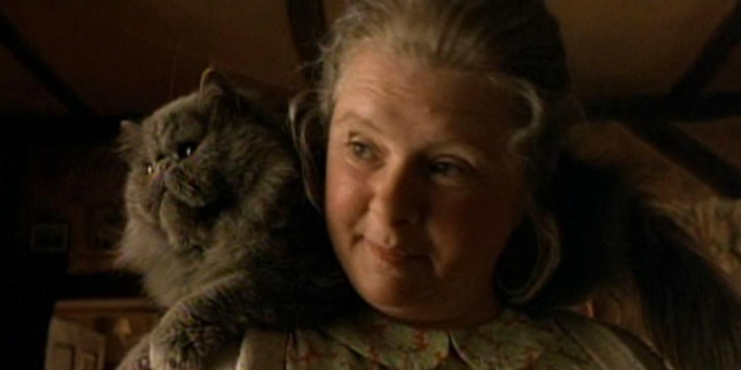 Mrs Hoggett with a cat in Babe