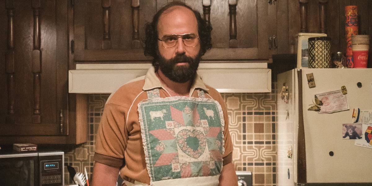 Murray vestindo um avental e cozinhando risoto na 4ª temporada de Stranger Things
