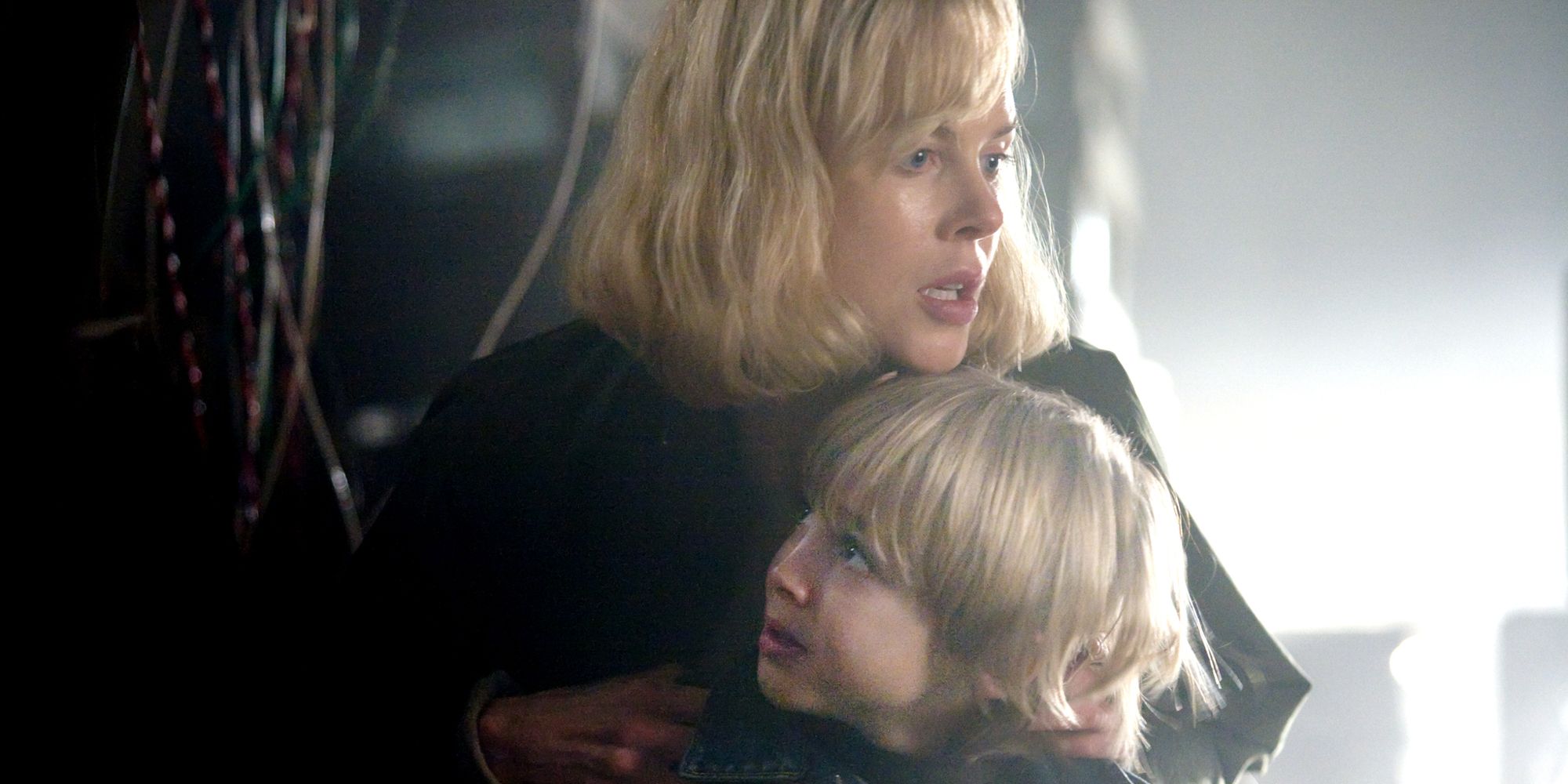 Nicole Kidman as Carol holding her son in The Invasion 2007