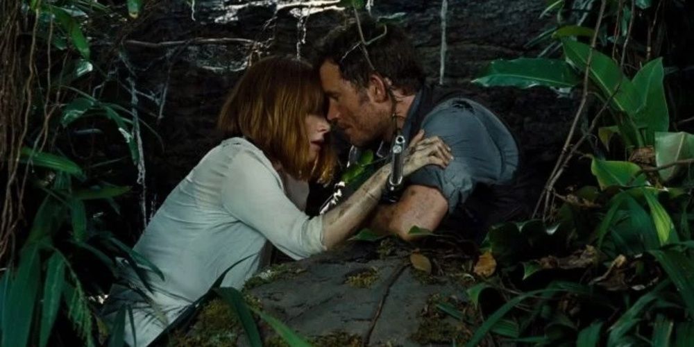 Owen and Claire about to kiss in Jurassic World 
