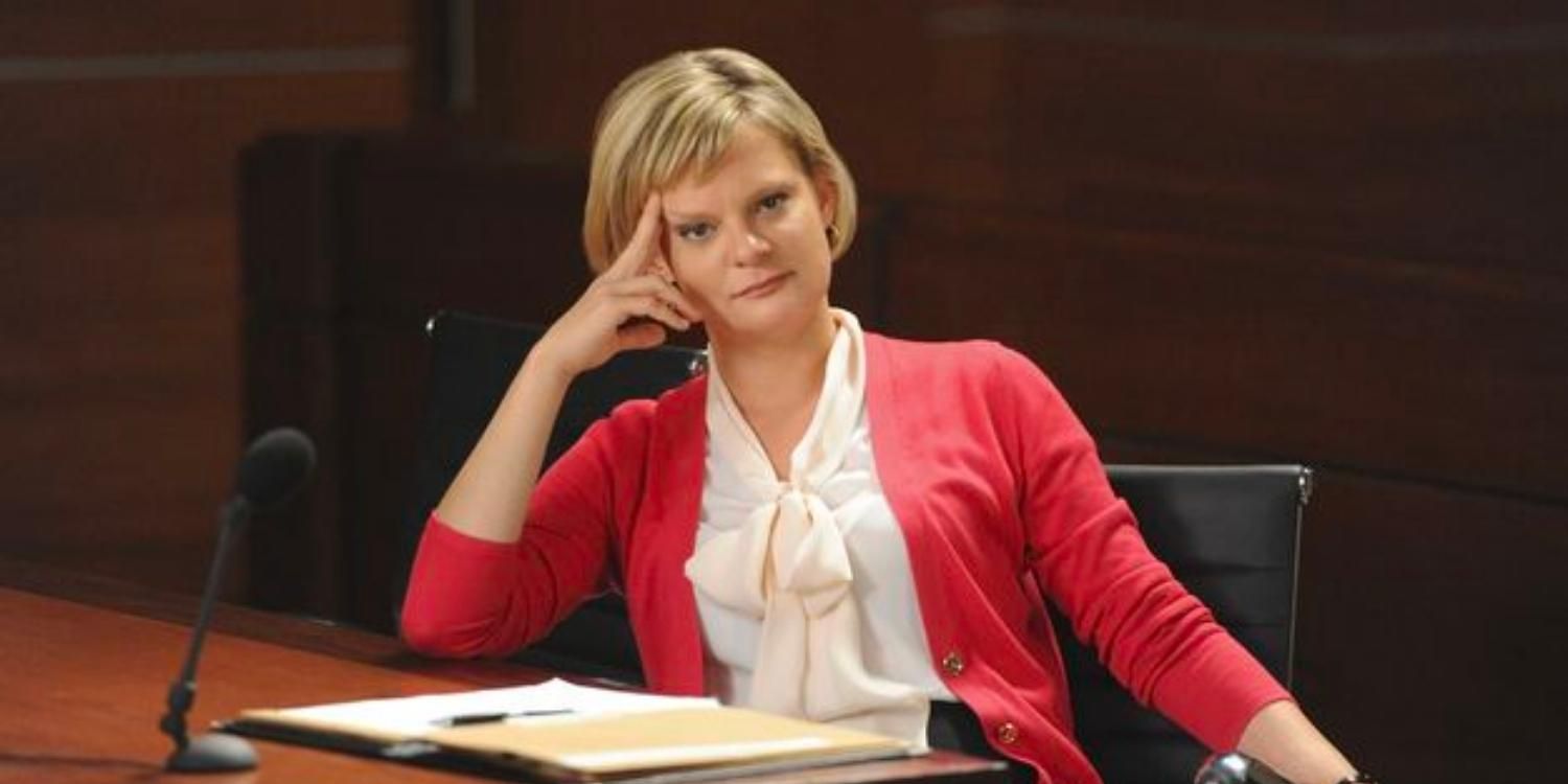 Patti at a court table in The Good Wife