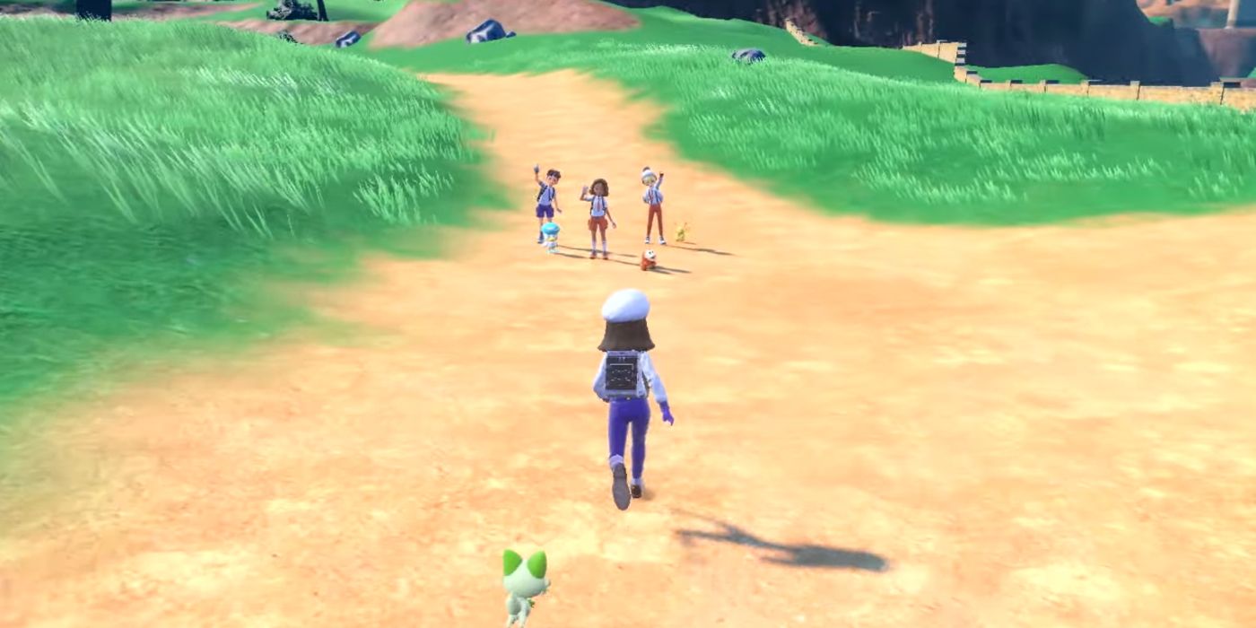 Le personnage jouable Pokémon Scarlet & Violet court avec dos à la caméra et 3 PNJ agitant