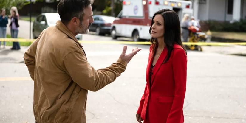David Arquette as Dewey Riley and Courtney Cox as Gale Weathers talking outside in Scream (2022)