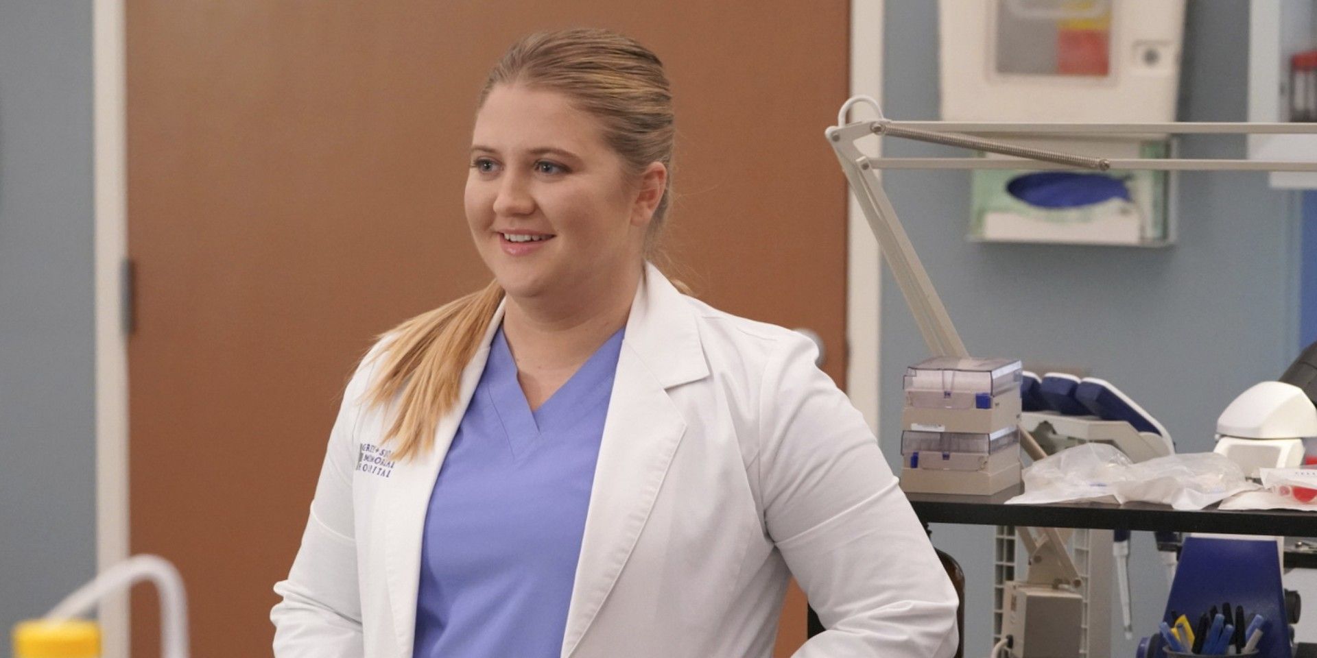 Taryn Helm smiling in a lab in Grey's Anatomy