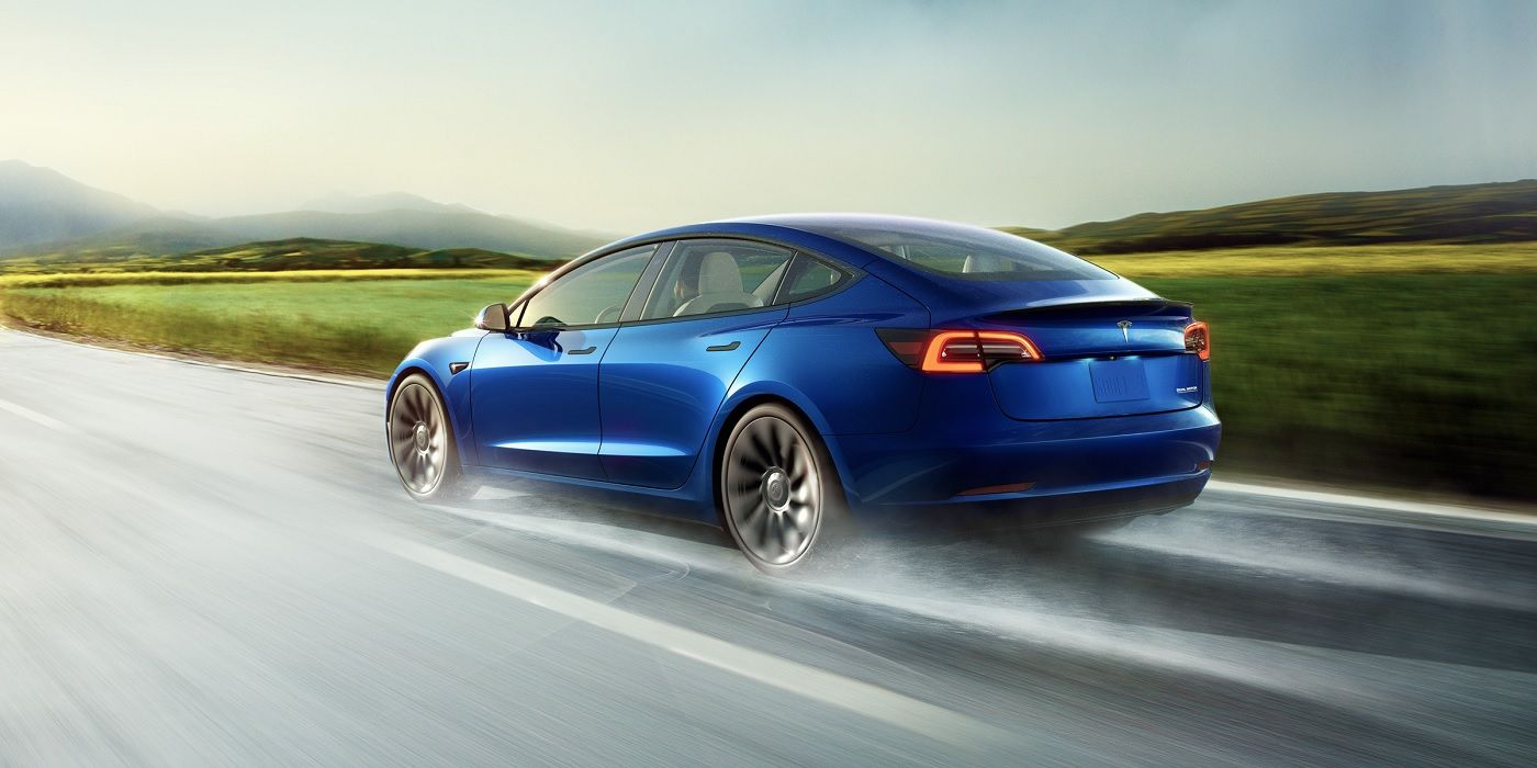 Um Tesla Model 3 azul em movimento