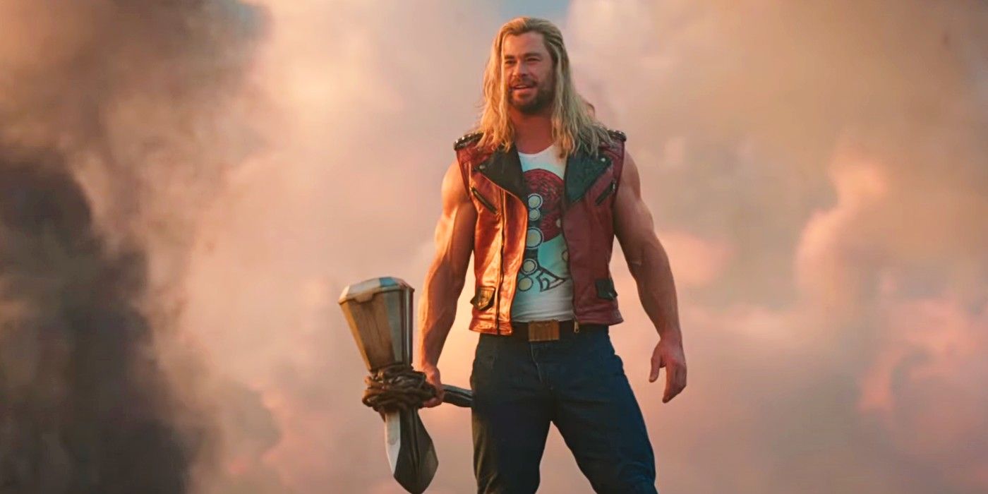 Thor segurando Stormbreaker e sorrindo em Thor: Love and Thunder