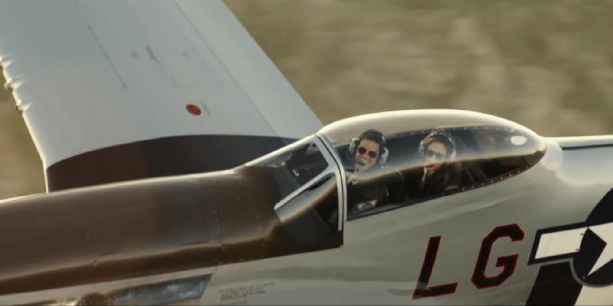 Maverick e Penny voando no P51 no final de Top Gun: Maverick