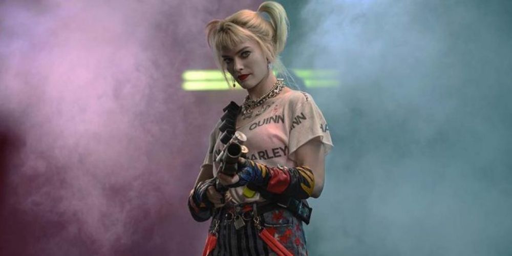 Harley Quinn points a gun in Birds of Prey