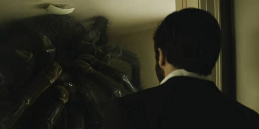 Jake Gyllenhaal looking at the giant spider at the end of Enemy (2013)