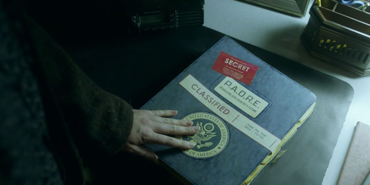 A book labeled PADRE with a hand on it in a scene from Fear the Walking Dead.