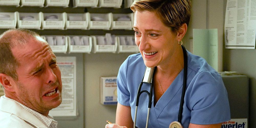 Jackie smiles at a patient in pain on Nurse Jackie