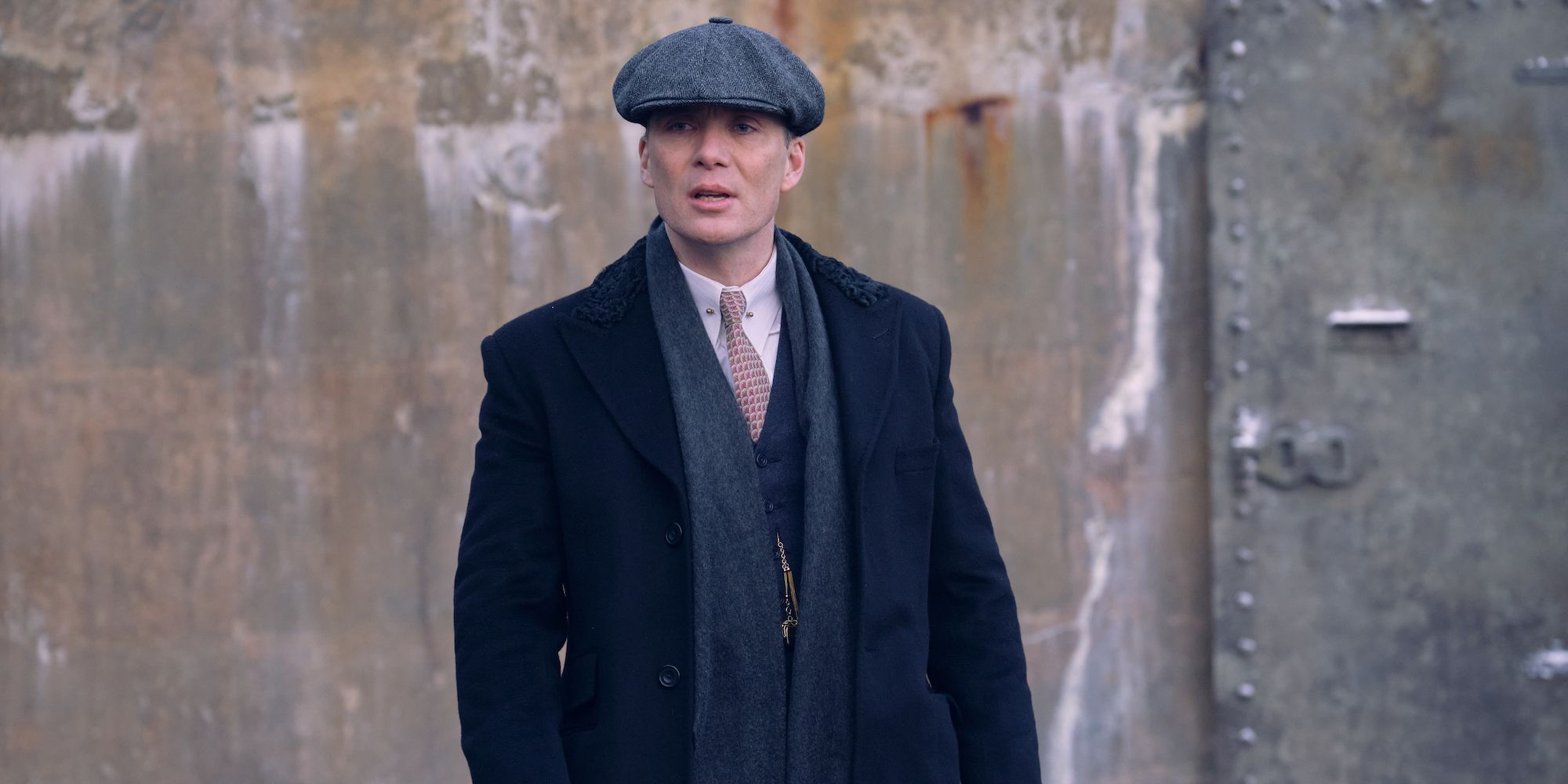 Tommy Shelby berjalan-jalan di Peaky Blinders