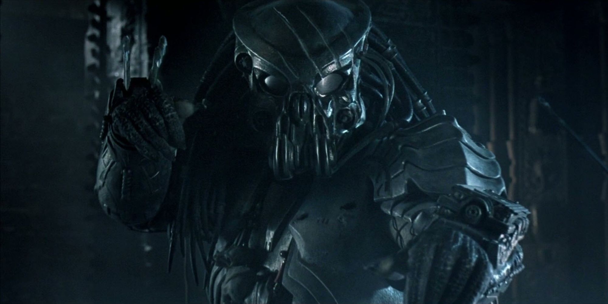 Celtic Predator readying his wrist blades for battle in Alien Vs. Predator (2004)