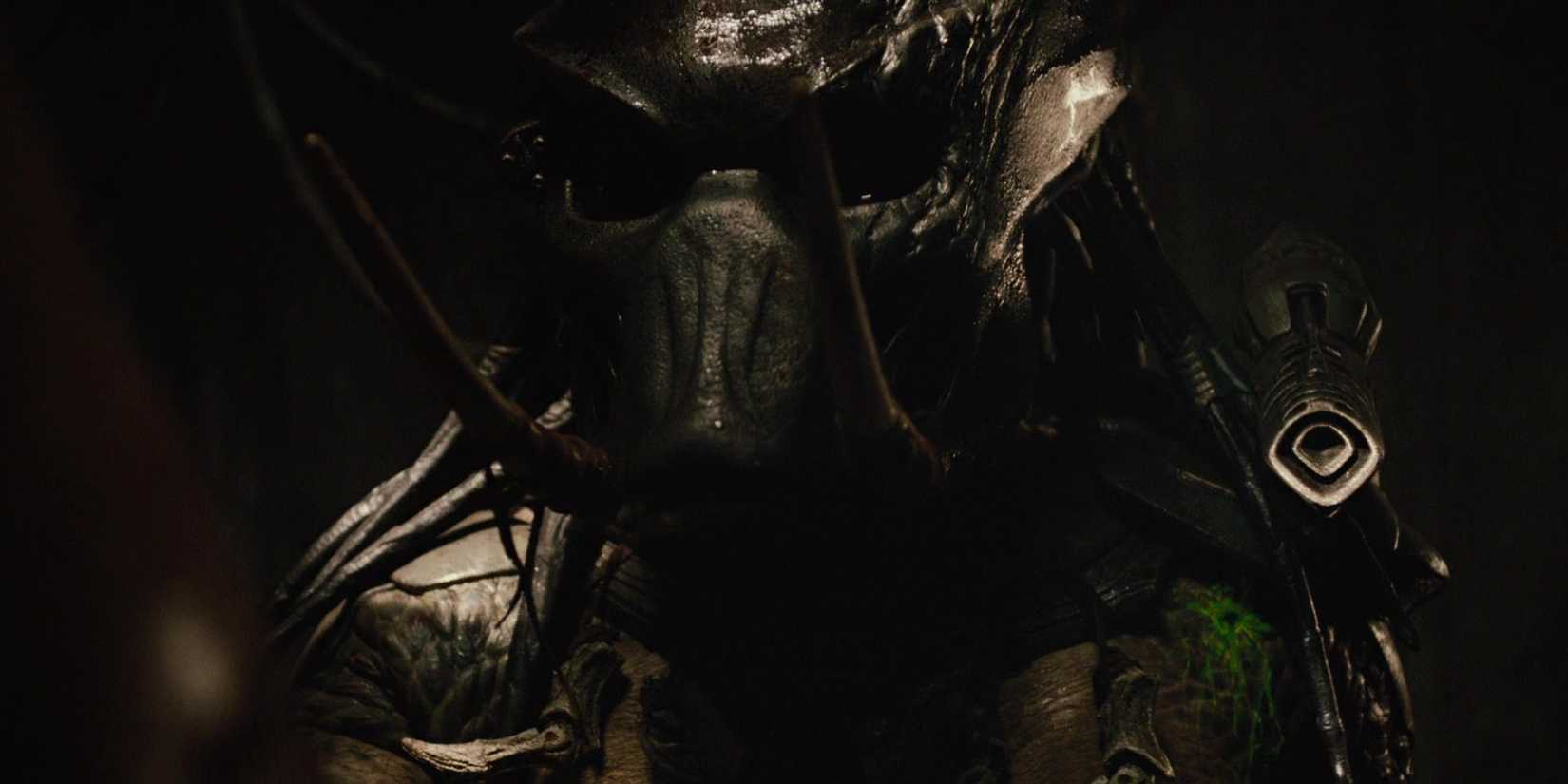 Closeup of the Tracker Predator in Predators (2010)