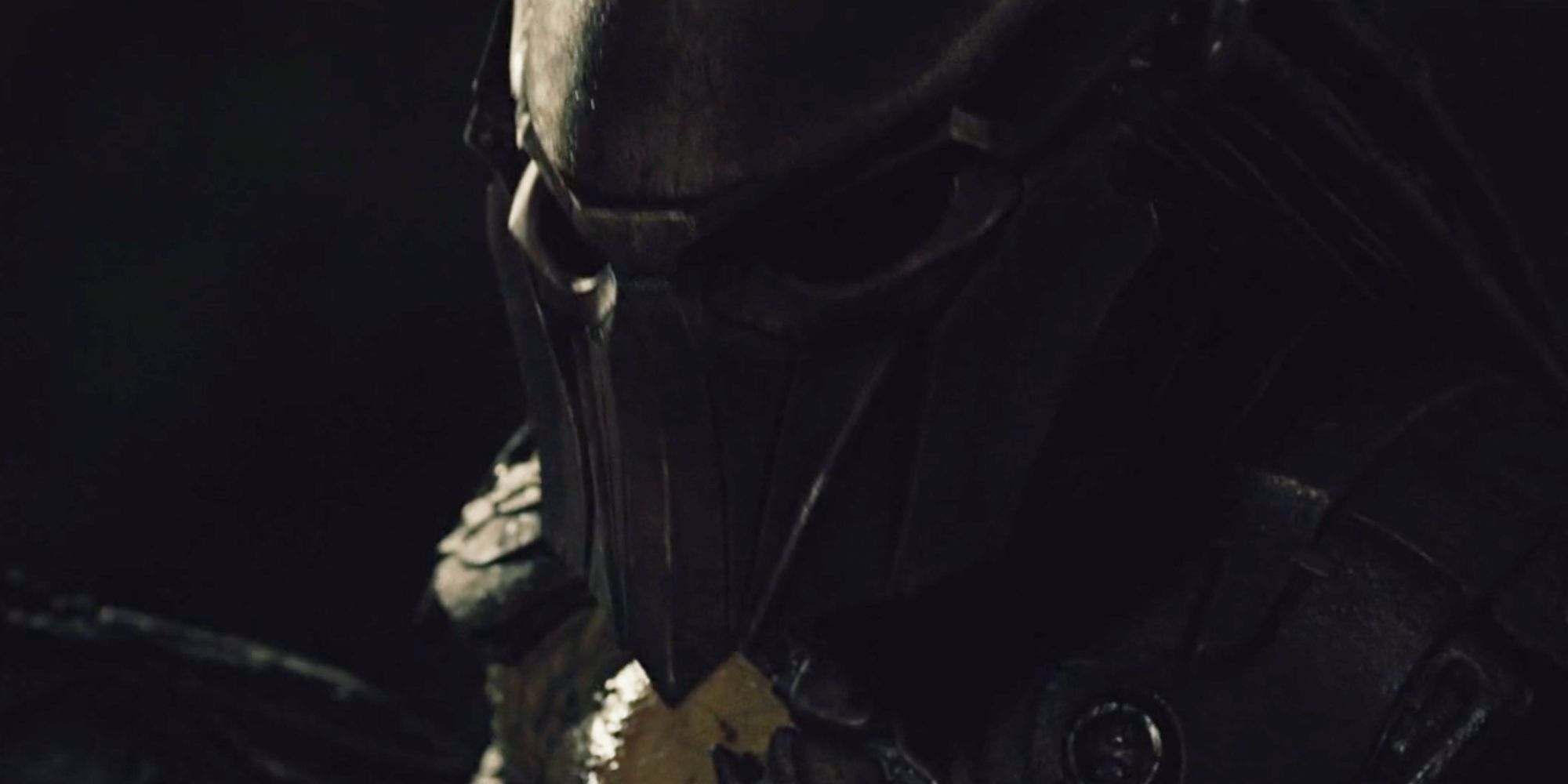 Closeup shot of the Falconer Predator in Predators (2010)