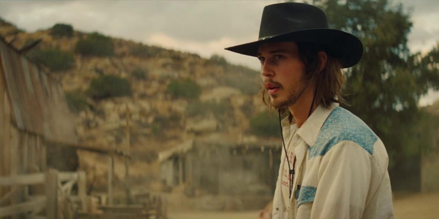 Austin Butler como Tex usando um chapéu de cowboy no rancho em Era uma vez em Hollywood