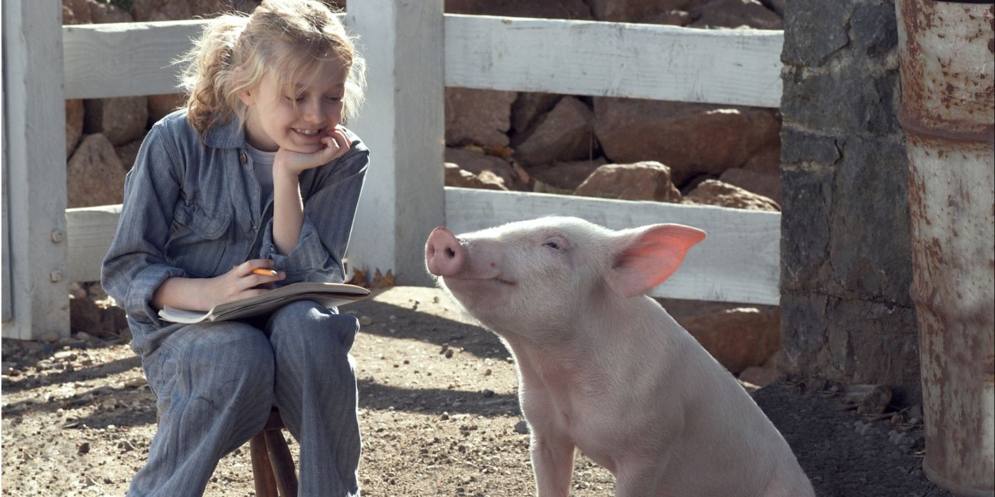 Dakota Fanning and Wilbur in Charlotte&rsquo;s Web 2006