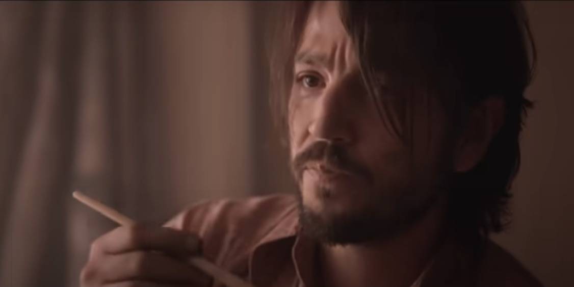 Diego Luna interpreta um artista talentoso em um videoclipe de Katy Perry.