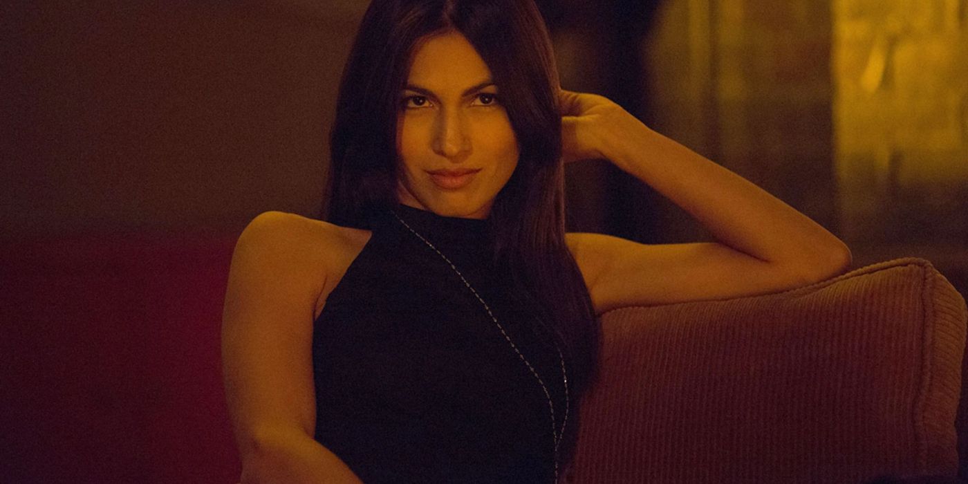 Elektra sitting in Matt's apartment in Daredevil season 2.