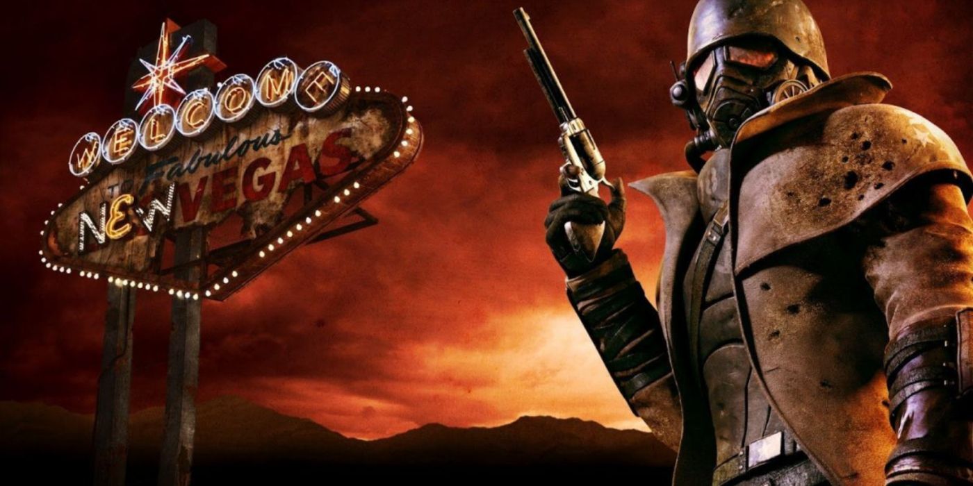 The Courier em Fallout: New Vegas arte promocional segurando um revólver sob uma placa desgastada de New Vegas.