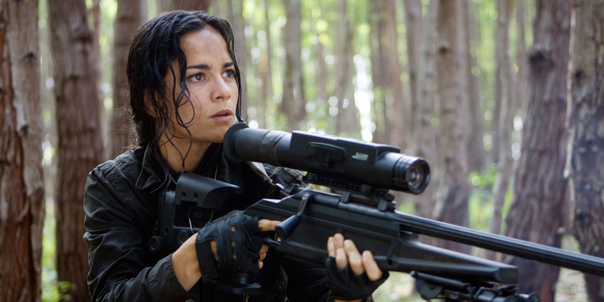 Isabelle wielding her sniper rifle in Predators 2010