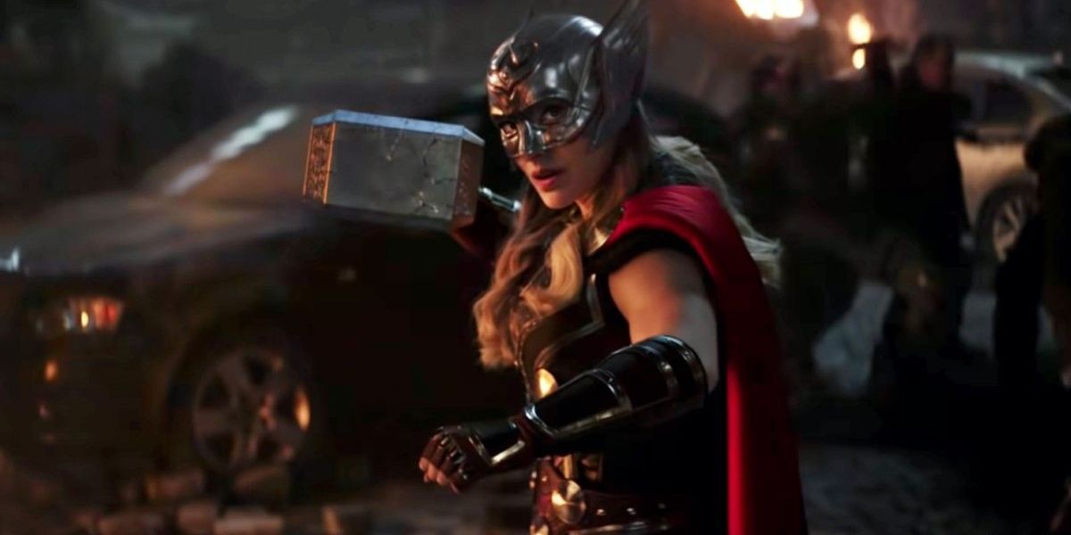 Jane holding Mjolnir in Thor Love and Thunder