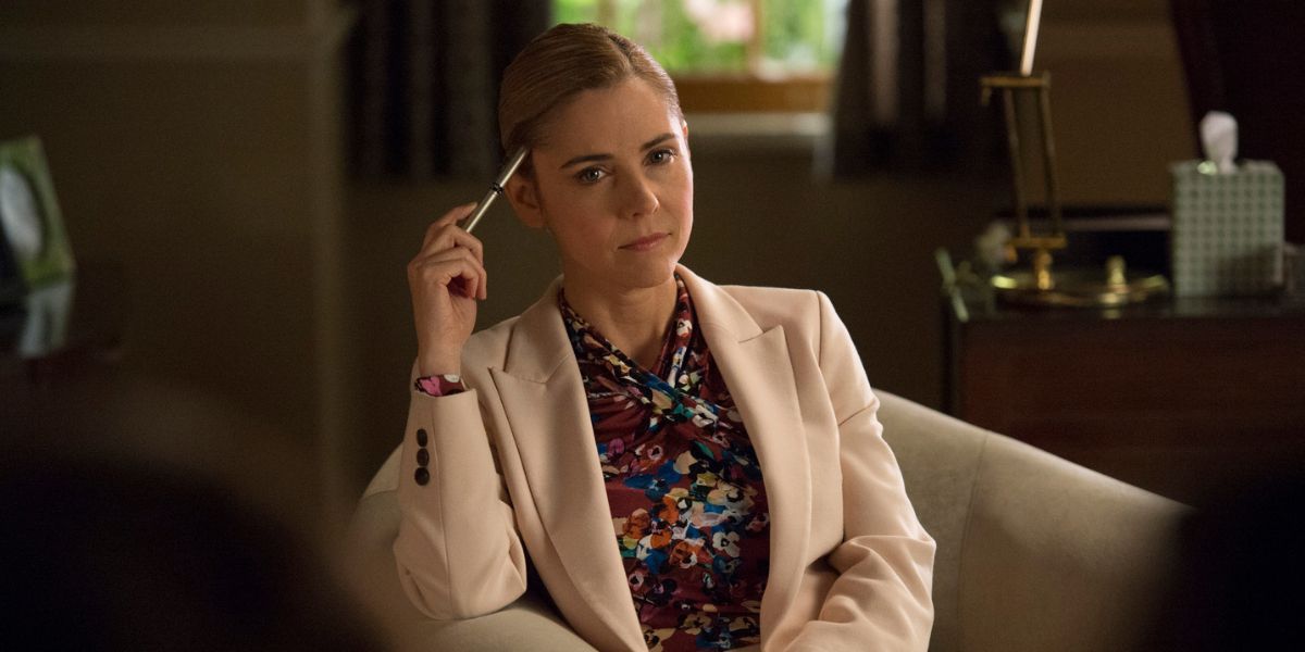 Kerry Butler in her therapist office in Gilmore Girls: A Year In The Life