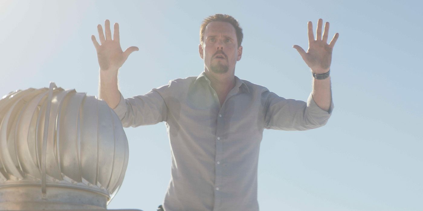Kevin Dillon on roof in Hot Seat